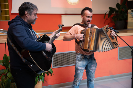 nastop kitarista in harmonikaša